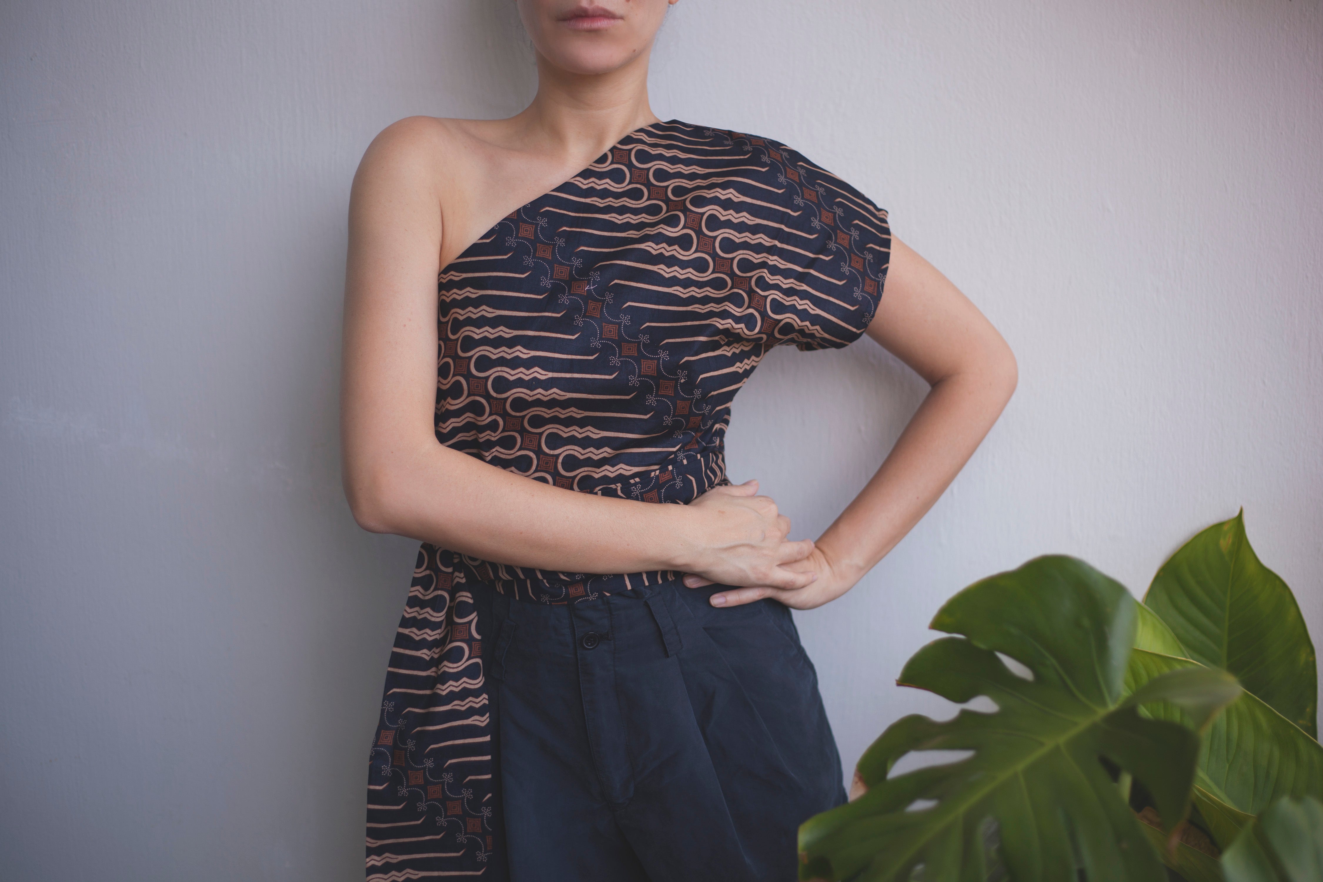 Paloma one shoulder top in Coal
